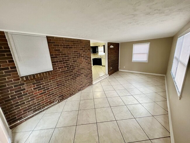 Building Photo - Newly Remodeled 4-Bedroom, 3-Bath with Fin...
