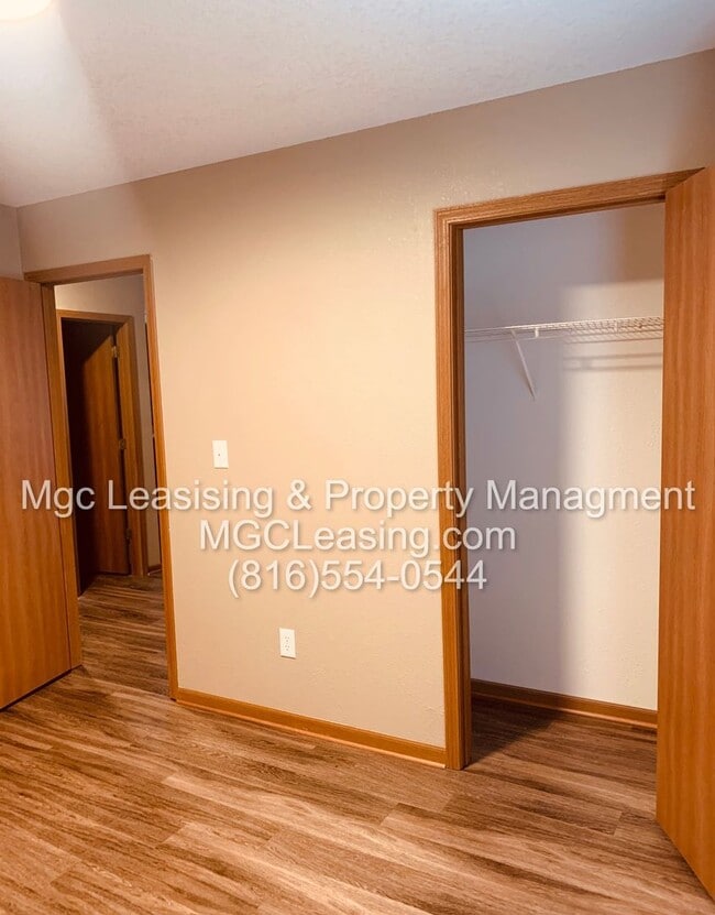 Building Photo - 204-206 NW Parker Dr