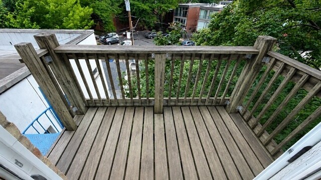 Building Photo - 534 W Dickens Ave