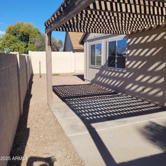 Building Photo - 1622 N Comanche Dr