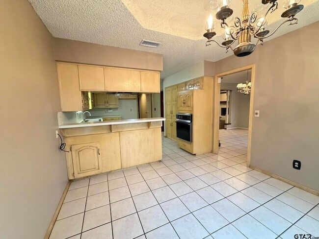 Building Photo - 2304 Deanna Ave