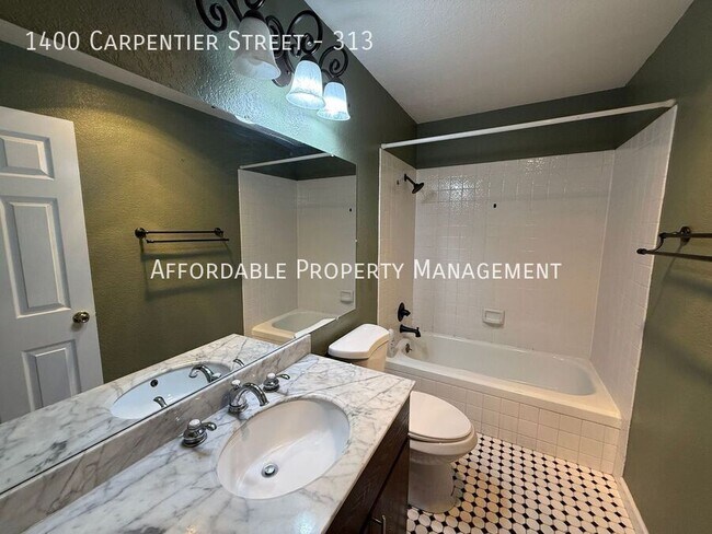 Building Photo - 1400 Carpentier St