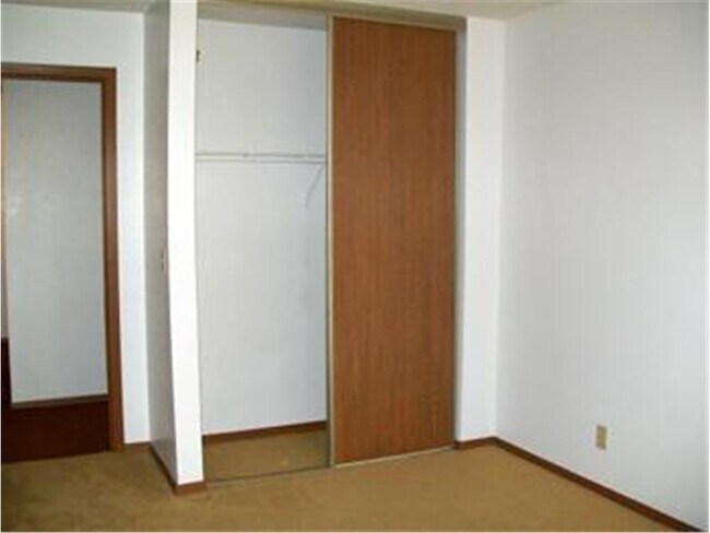 Building Photo - 910 Hengen St