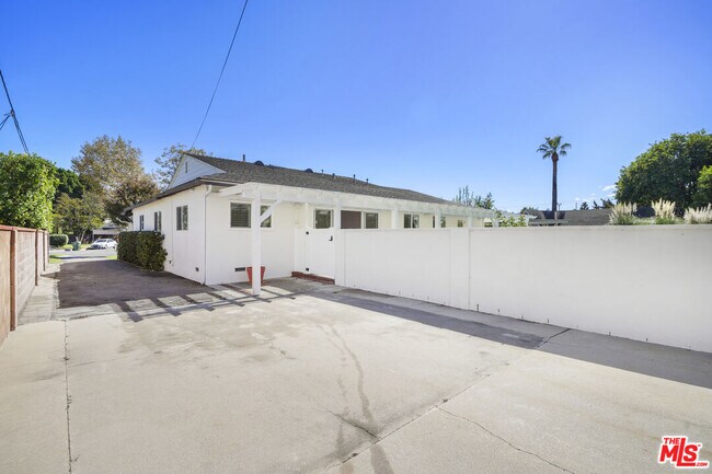 Building Photo - 4875 Bluebell Ave