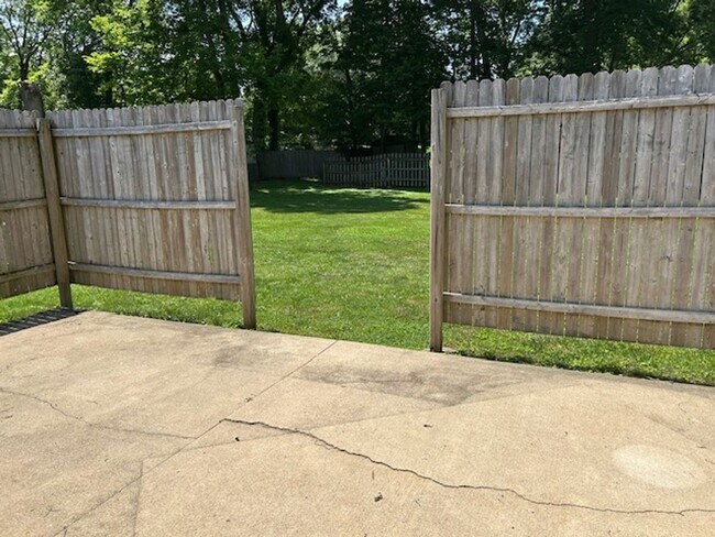Building Photo - 2500 sq. ft. 4 Bedroom Ranch Home w/Large ...