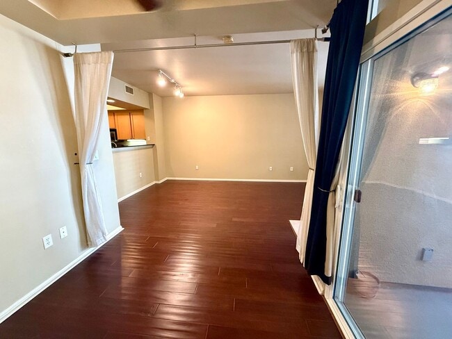 Building Photo - Spacious Bankers Hill Studio | In-Unit Laundry | A/C | Fireplace | Pool & Gym | 6-Month Lease