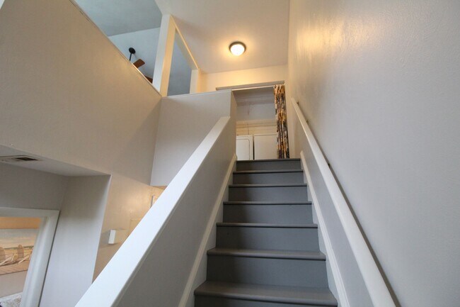 Building Photo - 1362 Bradley Dr