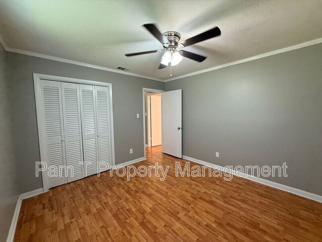 Building Photo - 211 Holiday Dr