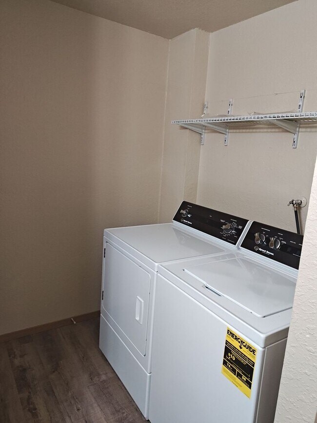 Building Photo - Spacious 3 bedroom unit!