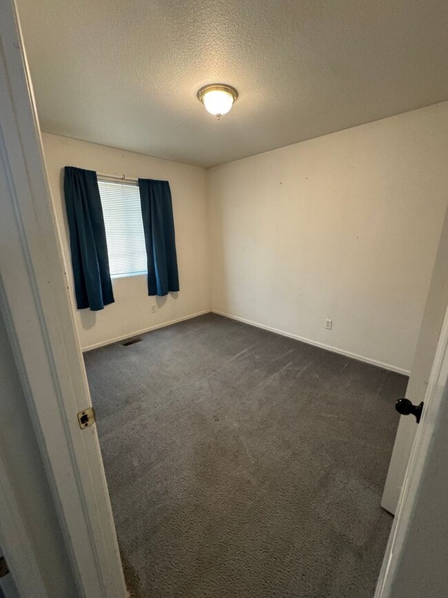 Building Photo - Willowbrook Home 3 Bedroom