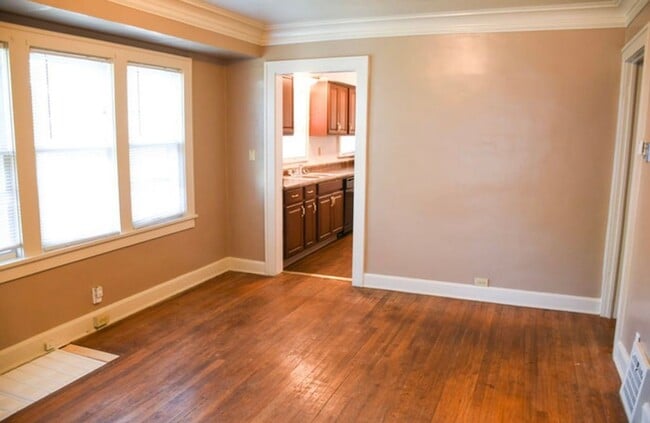 Building Photo - Charming 3-Bed Home with Fireplace & Hardw...