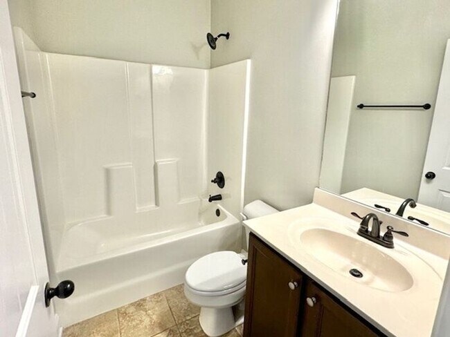 Building Photo - Now Leasing a 4-bedroom 2 bath home in Oli...