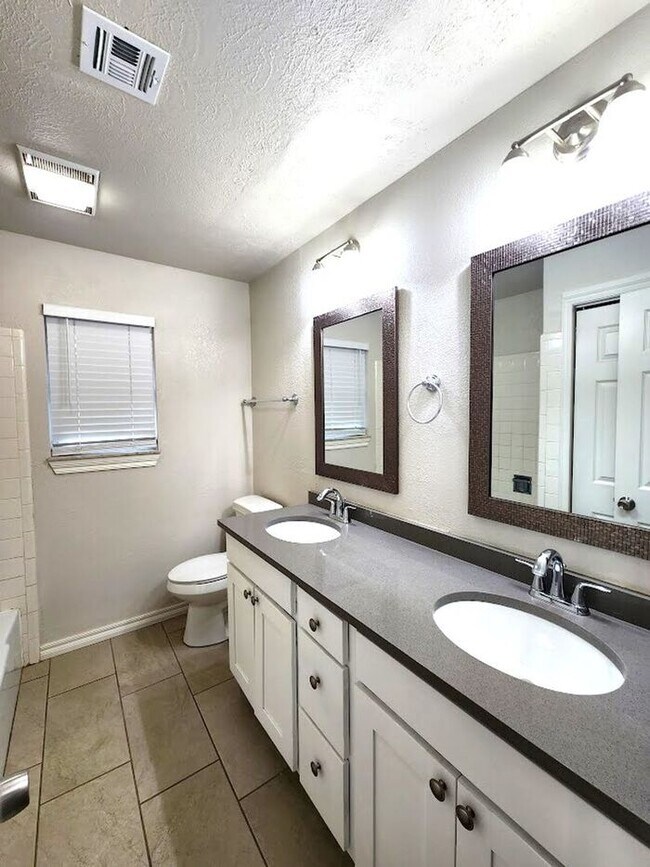 Building Photo - 4 Bed 2.5 Bath 2 Car Garage in Camelot Addition NW OKC