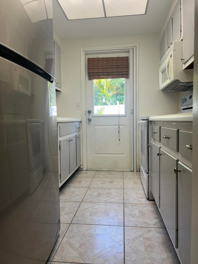 Building Photo - 136 Yacht Club Dr