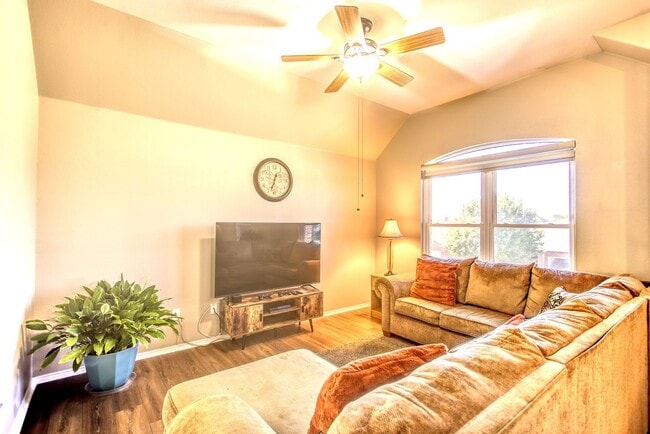 Building Photo - Beautifully Maintained 4 bed/3bath 2 Story...