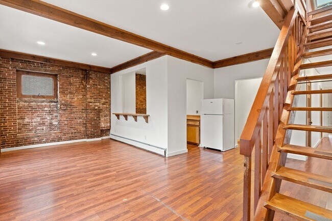 Building Photo - 100-102 Main St