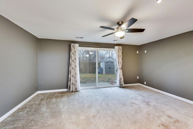 Building Photo - COMING SOON - Updated 3+2.5 End Unit w/ 2 PARKING SPACES