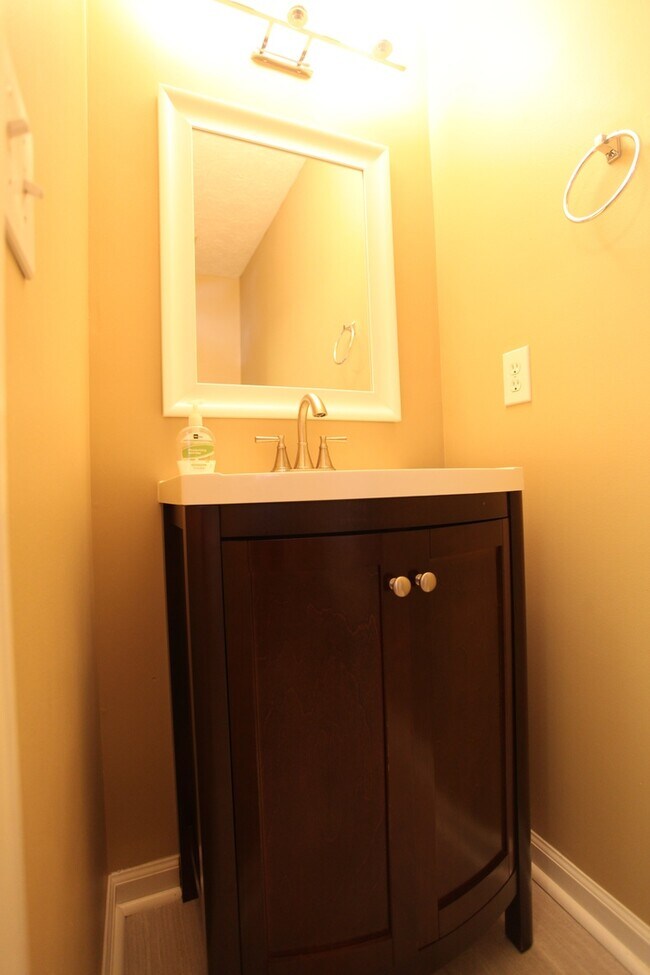 Building Photo - 3bed/3bath Donahue Crossing Condominiums