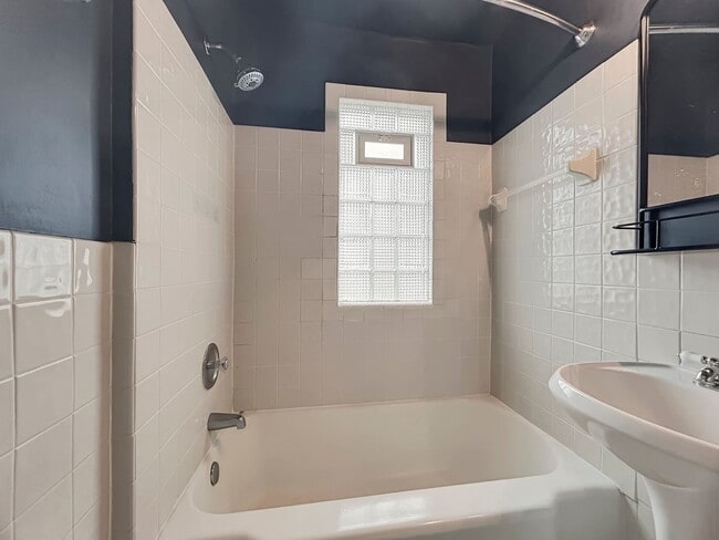 Building Photo - 2729 Vernon Ave S