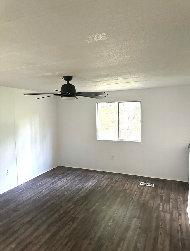 Building Photo - 933 S Pine Lake Rd