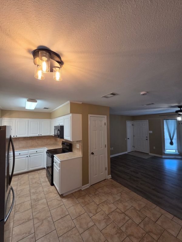 Building Photo - 16115 Bolivar Dr