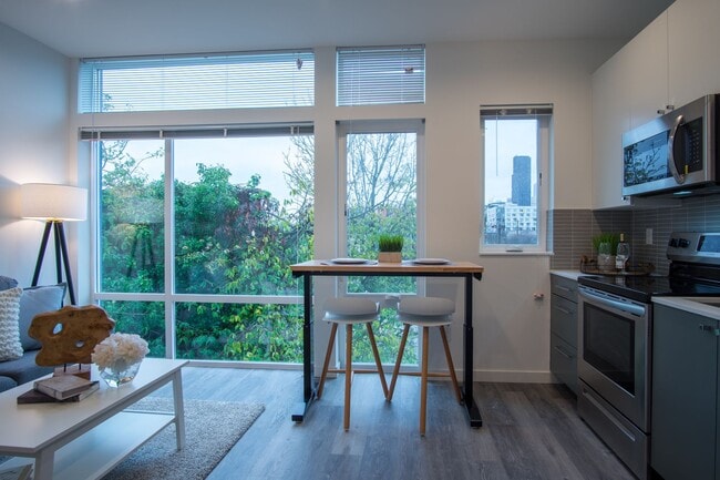 Building Photo - Modern 3BR/3.5BA Townhouse with Rooftop Views in Yesler Terrace