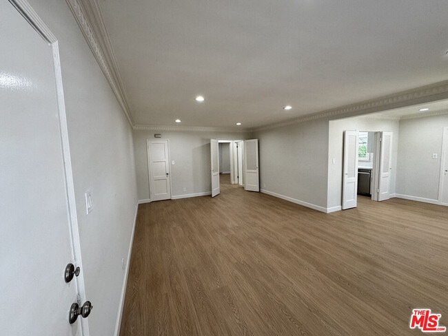 Building Photo - 300 S Doheny Dr