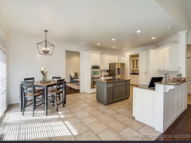 Building Photo - 1505 S Augusta Dr