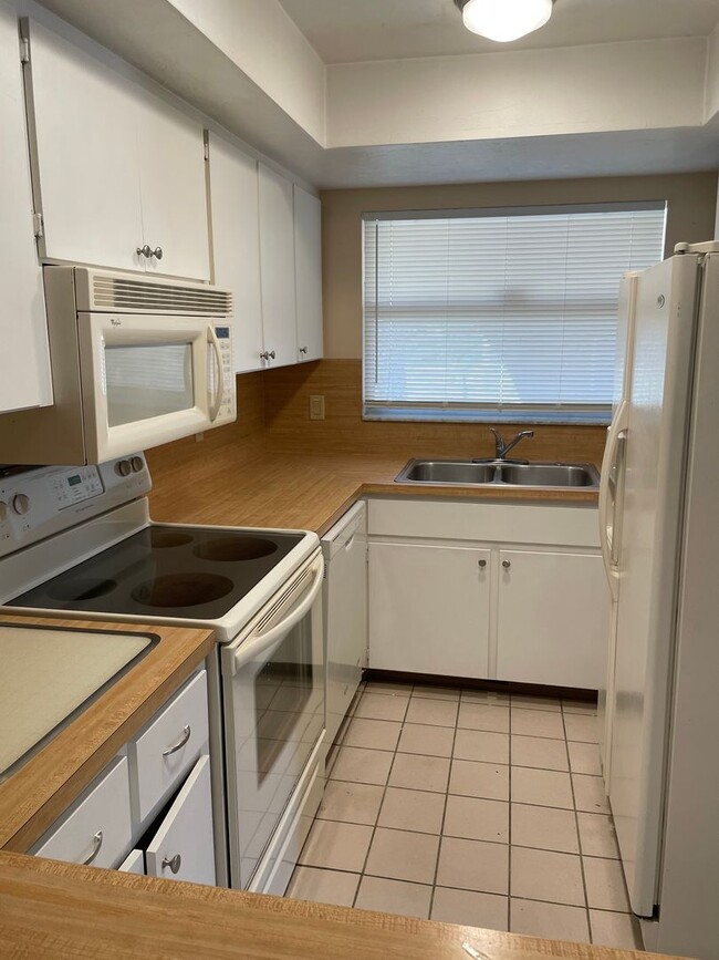 Building Photo - Charming 2-Bedroom, 2-Bathroom Duplex for Rent!