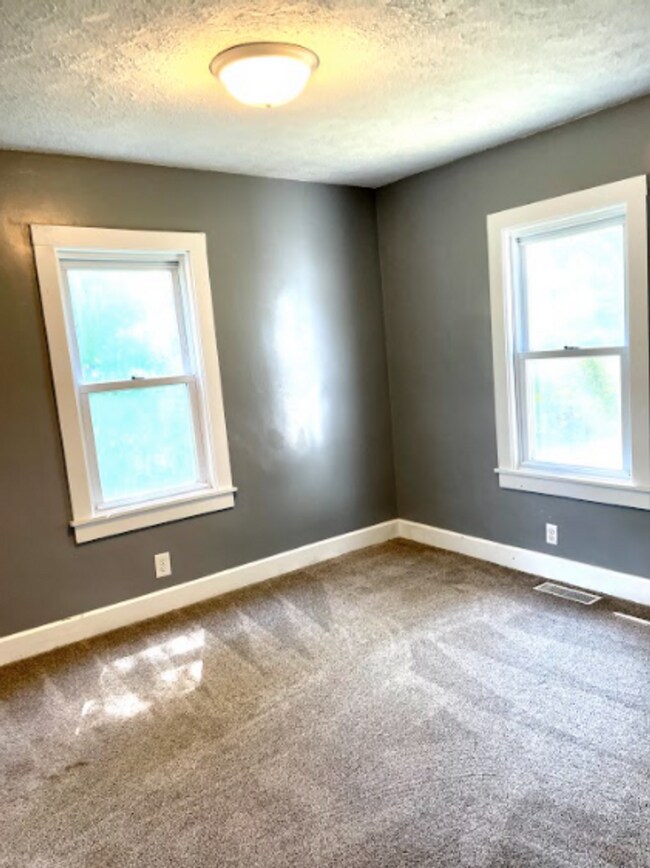 Building Photo - AVAILABLE NOW. 2 bed/1 bath SINGLE FAMILY HOME with fenced yard!