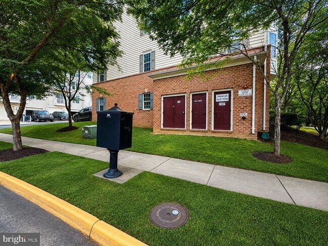 Building Photo - 2585 Eastbourne Dr
