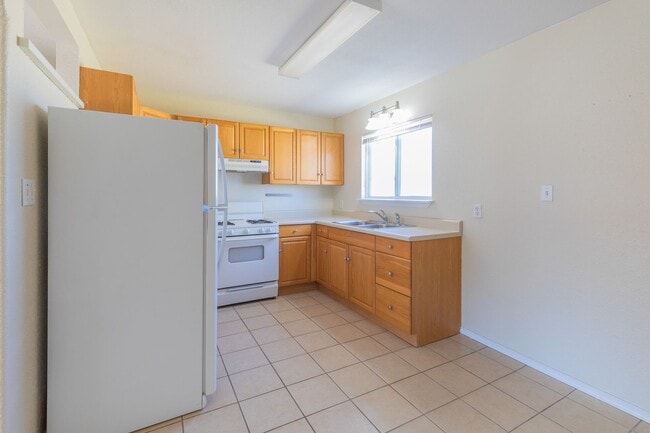 Building Photo - Conveniently located 3 Bedroom with Conver...