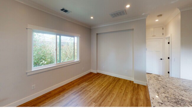 Building Photo - 15427 Stratford Dr