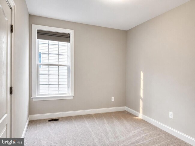 Building Photo - 3348 Burton Dr