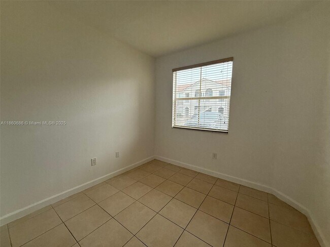 Building Photo - 1663 SE 27th Dr