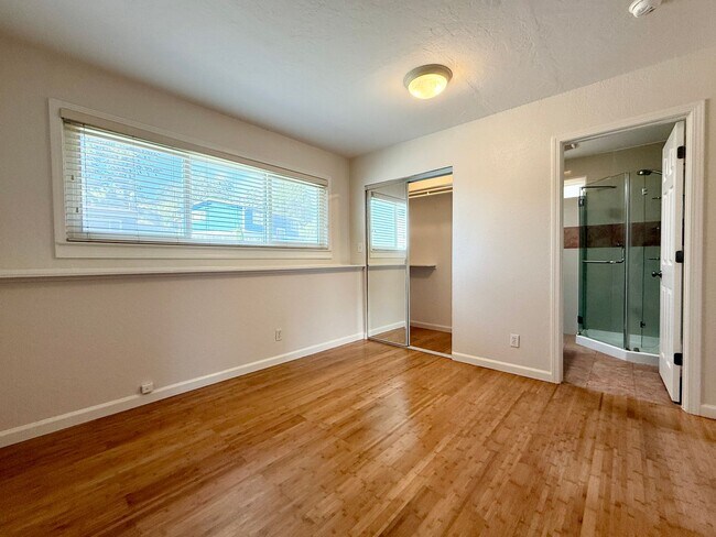Building Photo - Gorgeously Updated 4-Bed/3-Bath Home & Ent...