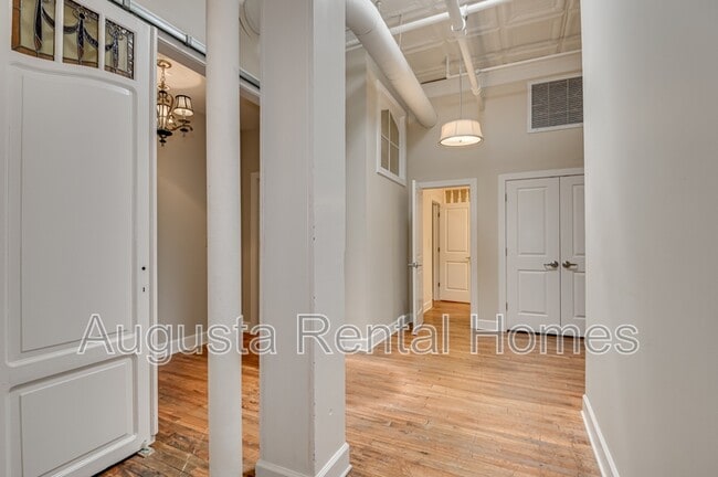Building Photo - 1106 Broad St