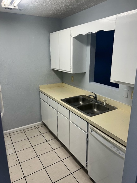 Building Photo - 1240 Shalom Dr