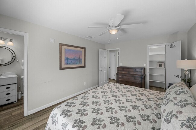 Building Photo - 208 E Oxford Dr