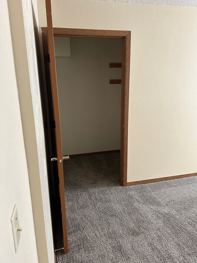 Building Photo - Large One Bedroom