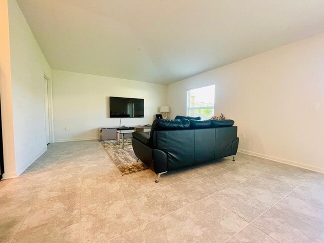 Building Photo - 639 Daring Dr