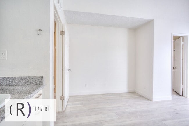 Building Photo - Gorgeous townhouse in a quiet 6-unit gated complex