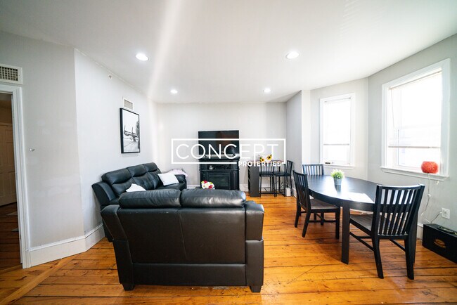 Building Photo - 820 Parker St