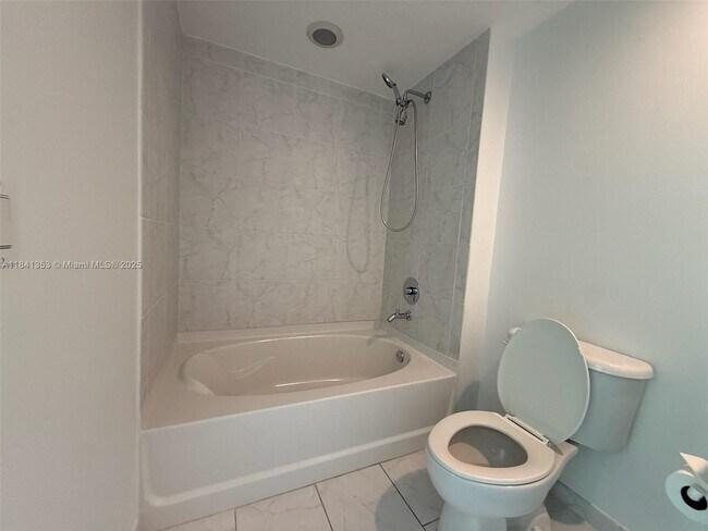 Building Photo - 950 Brickell Bay Dr