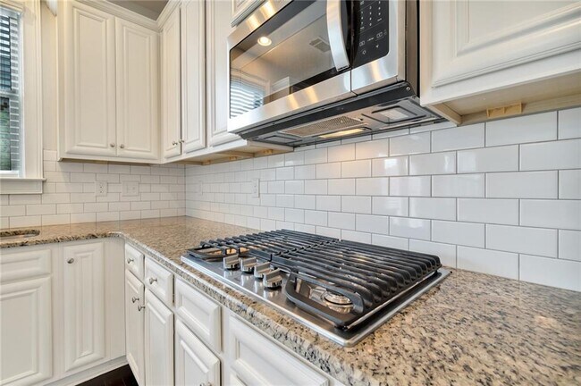 Building Photo - 5210 Mirror Lake Dr