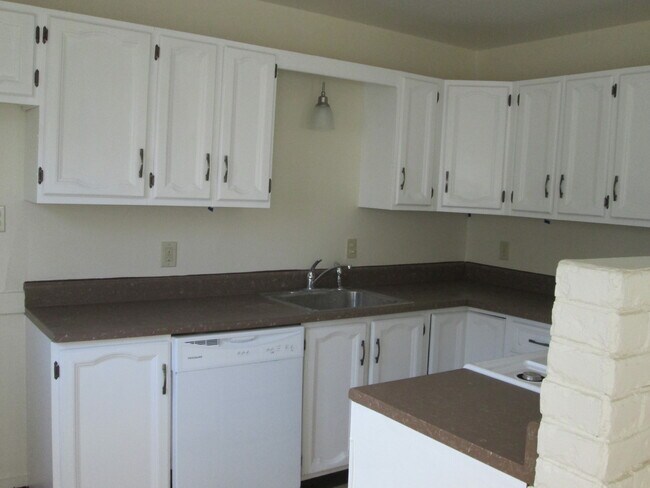 Building Photo - 3504 Oakview Dr