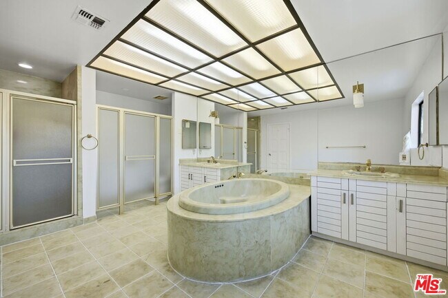 Building Photo - 2846 Royston Pl