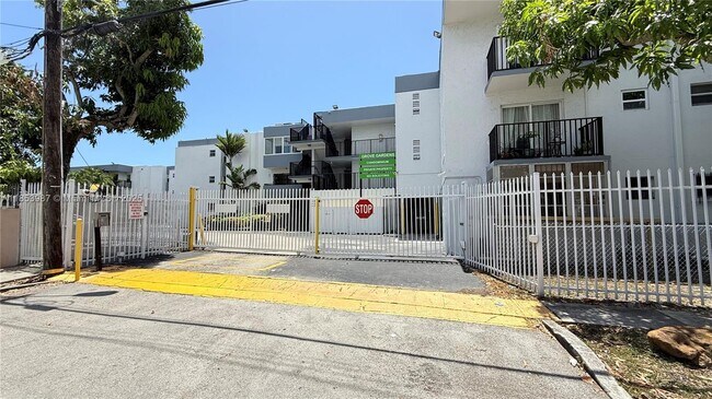 Primary Photo - 2498 SW 17th Ave