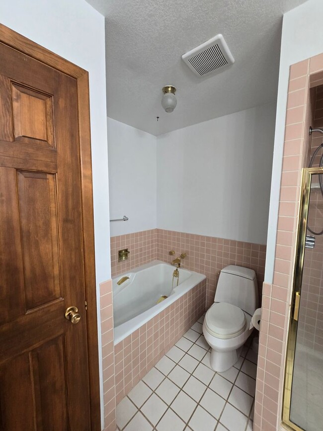 Building Photo - Large 5 Bed, 3 Bath House