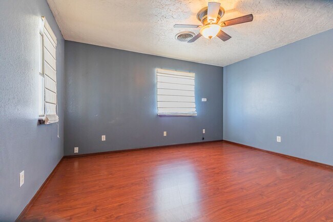 Building Photo - 3 Bedroom 2 Bath Home